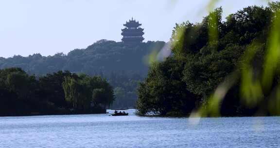 杭州西湖夏天微风手划游船风光