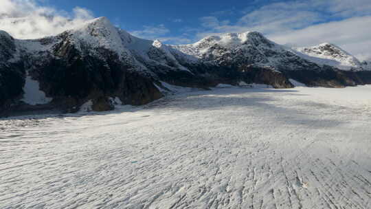 高耸山脉中的朱诺冰原塔库冰川上空的晴朗天
