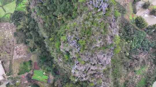 航拍攀登桂林阳朔矮山的攀岩者