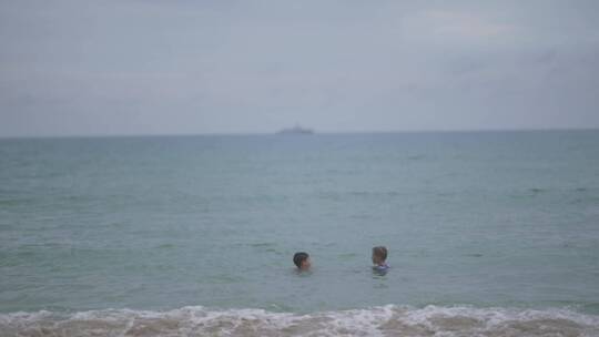 外国小朋友在海边玩耍