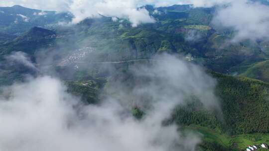 云雾穿云见青山森林树林大山自然景色