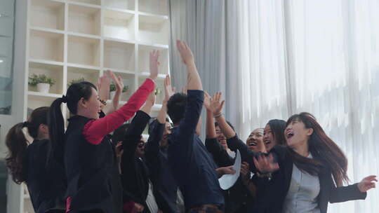 商务团队击掌欢呼庆祝成功