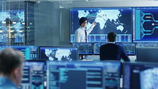 技术人员监控电脑数据