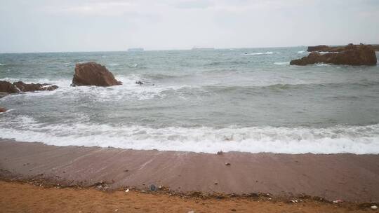 实拍大海海浪沙滩礁石