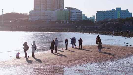 海边沙滩上的人群活动场景