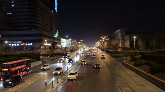 夜晚城市道路的车水马龙景象