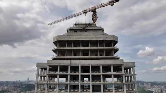 在建高层大楼及顶部的塔吊