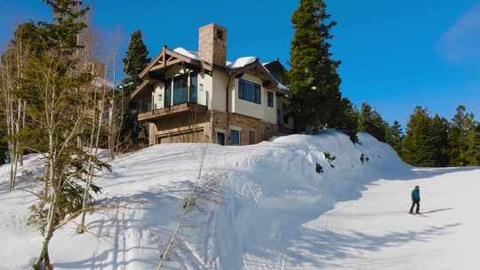 美女情侣度假滑雪旅行高端奢华民宿度假酒店