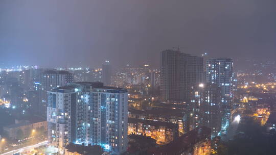 夜晚城市大楼的的雾气
