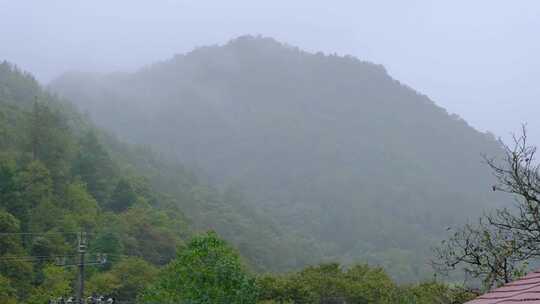 初秋雨中山脉云雾缭绕的绝美自然风光