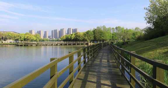 春天溧阳燕山公园美丽湖水绿色森林城市绿化