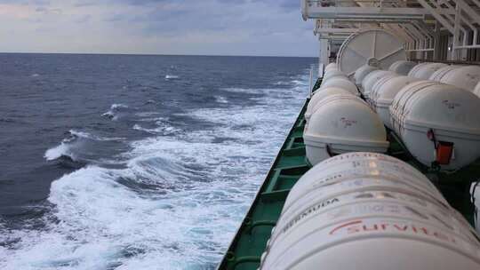 海上邮轮甲板上的封闭式救生艇安全设备