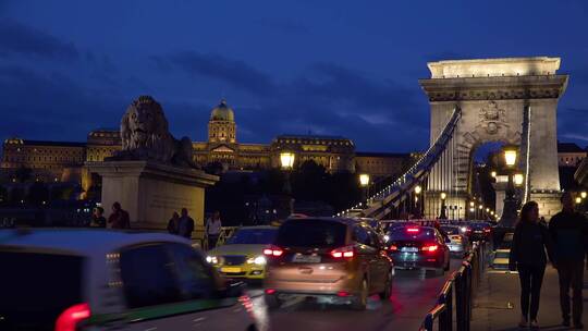 车辆穿过匈牙利布达佩斯多瑙河上的一座狭窄桥梁