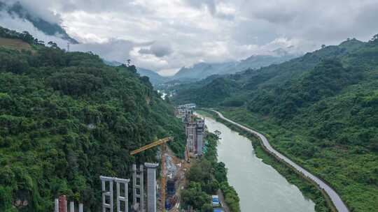 繁忙的施工队在建的高速路口2