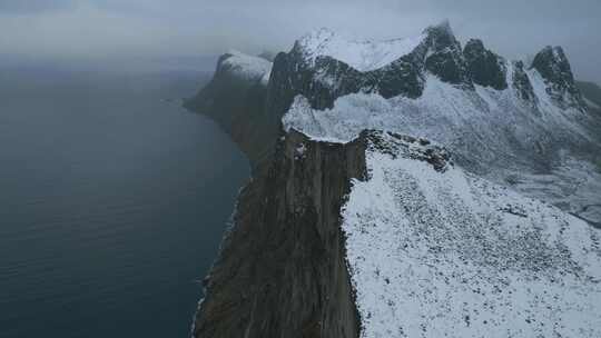 挪威森贾岛上白雪覆盖的海斯滕山，有俯瞰大