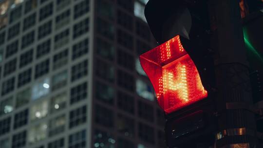 城市十字路口夜晚的红绿灯