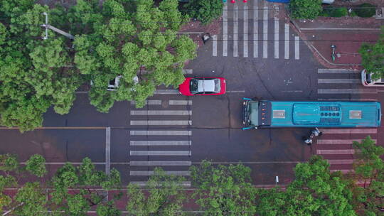 上海疫情空城航拍转运大巴接确诊病人