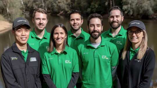 绿色环保团队在河边合影展现专业形象