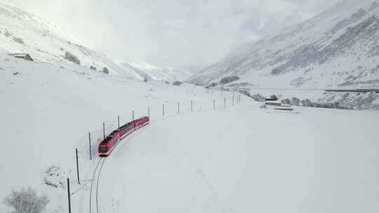 瑞士的雪地列车曾将乘客和滑雪者运送到滑雪