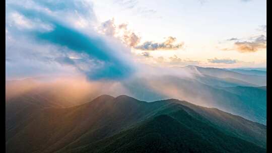 4K-穿过云层的光束、大山、风景、大自然