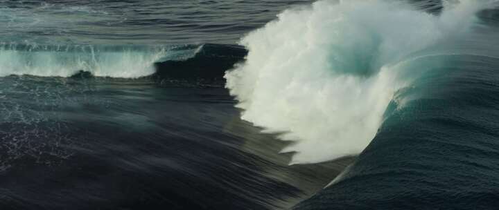巨大的海浪翻滚浪花升格慢镜头