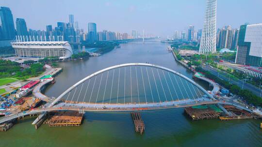 广州珠江上的人行天桥建筑工地