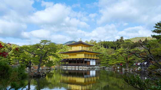 日本京都池塘上的金阁寺。阳光明媚的秋天时