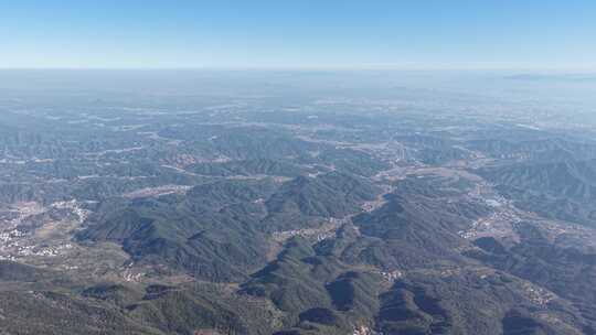 高空俯瞰连绵起伏的山脉和村庄