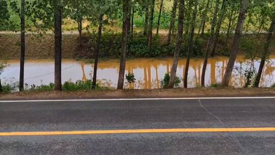 暴雨过后的马路