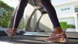 年轻女性在跑步机运动高清在线视频素材下载