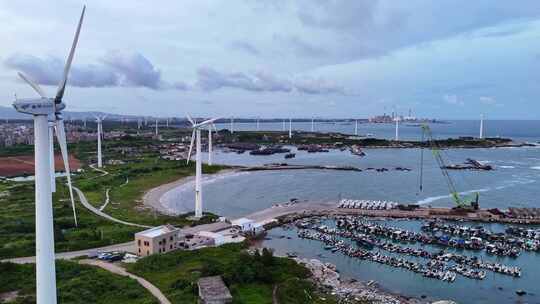 海岸线上风力发电机海岸风景