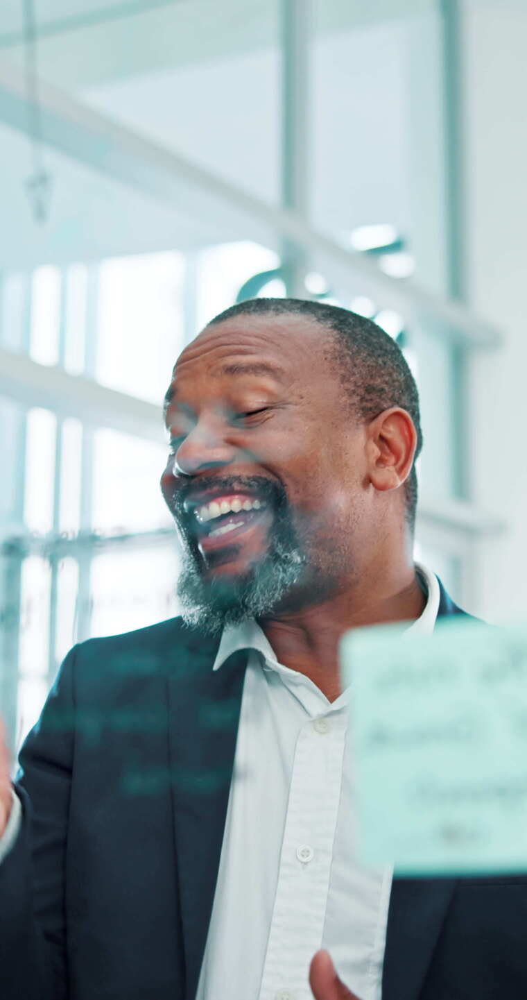 窗口、笔记和办公室的商业黑人，用于头脑风