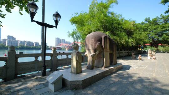 柳江边大象雕塑