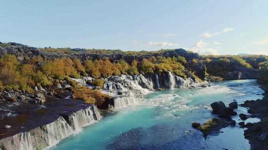 新疆秋天秋景山川瀑布河流中国发展大好河山