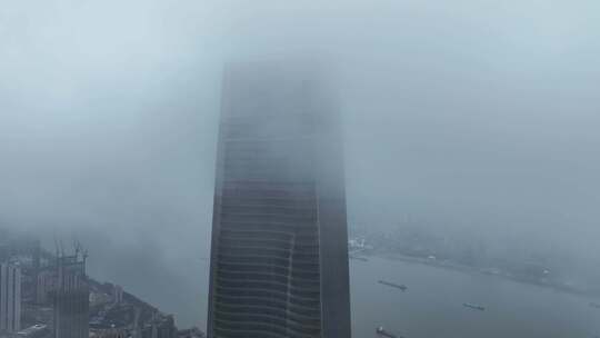 航拍雨后云雾缭绕的湖北武汉绿地中心大厦