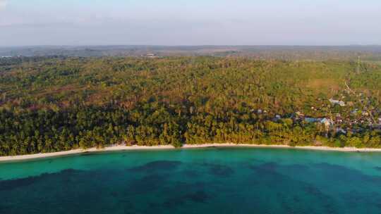 空中：印度尼西亚马鲁古群岛未受污染的白色沙滩日落视频素材模板下载