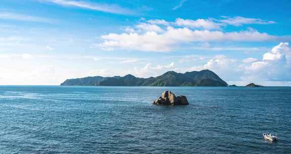 深圳大鹏半岛东冲海岸观三门岛的清晨