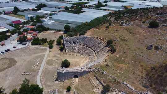 鸟瞰莱顿古希腊城的古剧院4K
