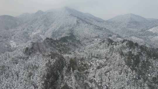 连绵起伏山川丘陵森林冬天雪景航拍