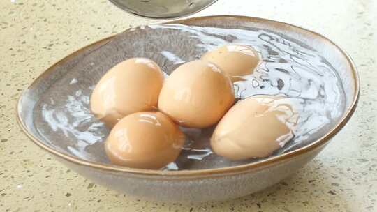鸡蛋 捡鸡蛋 散养土鸡蛋