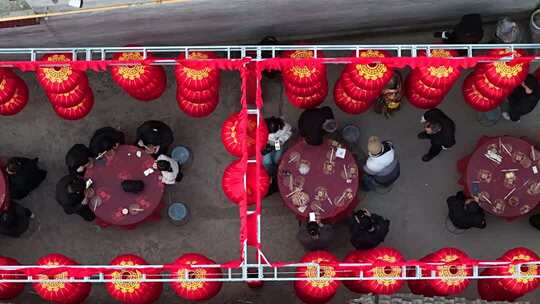 红灯笼下人群聚会场景