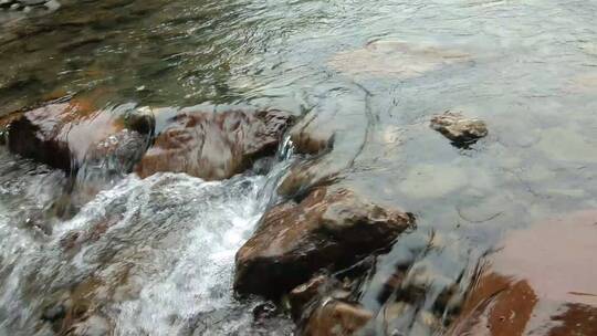 流动小溪清澈的河水水流