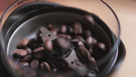 咖啡机里倒入咖啡磨咖啡粉