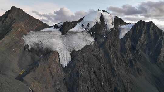 航拍四川甘孜贡嘎山乡乌库楚雪山风光