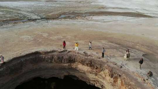 围绕木吉火山口有人的旋转航拍