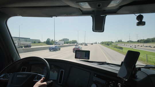 卡车司机乘坐货运卡车前往目的地视频素材模板下载