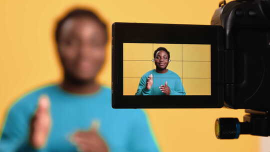 微笑的非洲人影响者拍摄视频博客Vlog相