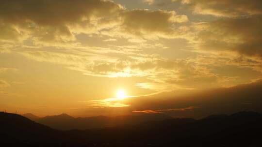 山峰日出延时远山太阳升起来清晨金色天空