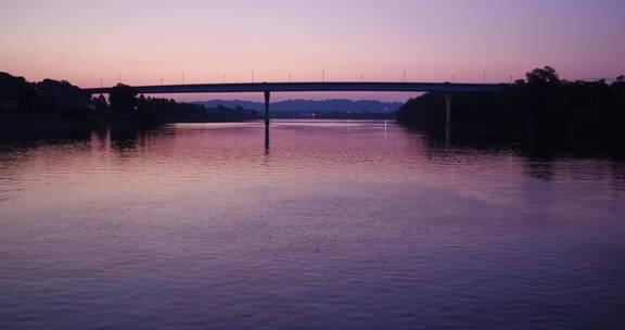 日落时分的跨江大桥