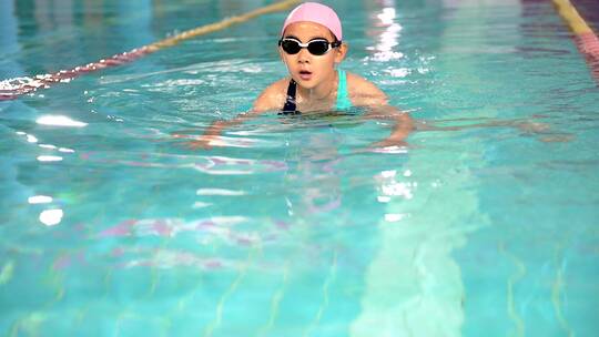 升格实拍在泳池练习游泳的中国女孩视频素材模板下载